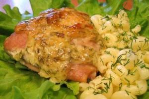 स्वादिष्ट चिकन पायांसाठी कृती: मंद कुकरमध्ये तळा आणि बेक करा