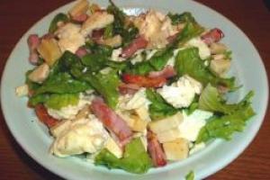 Salat med omelet: opskrifter, madlavningsfunktioner og anmeldelser