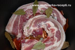 Свинска мас, изпечена в тенджера за бавно готвене Свинска мас в тенджера за бавно готвене под налягане