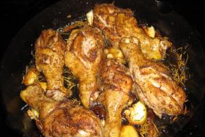 En appetitlig opskrift på kyllingelår i en Redmond slow cooker