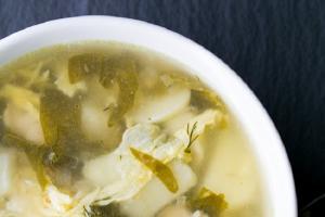 Suppe med syre i hønsebouillon, hemmeligheder ved at lave lækker suppe